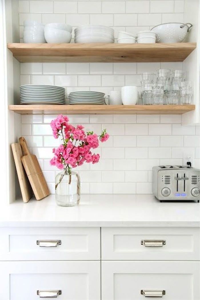 Nos encantan las cocinas retro con azulejos blancos