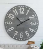 Reloj de madera gris