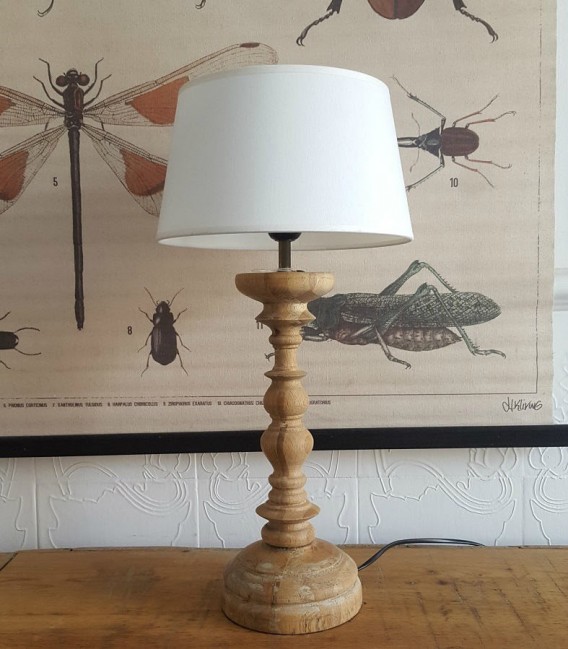Lámpara de madera envejecida con pantalla