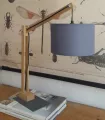 Lámpara mesa con brazo de madera