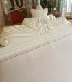 Cabecero tapizado con madera blanca