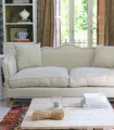 Sofá tapizado con patas de roble