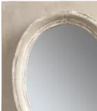 Espejo ovalado sobre marco rectangular