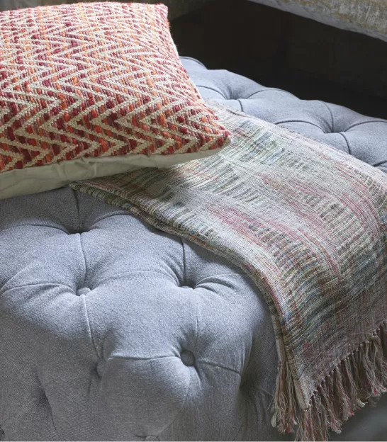Puf capitone tapizado con terciopelo o lino