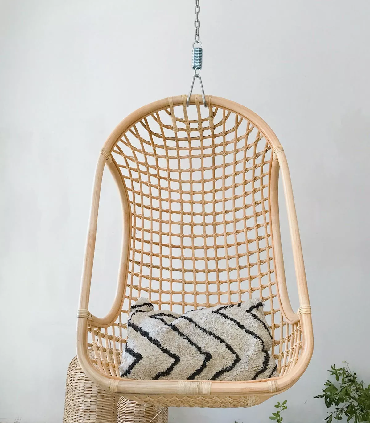 vilmupa-Una silla columpio en el salón: sillas colgantes de ratan