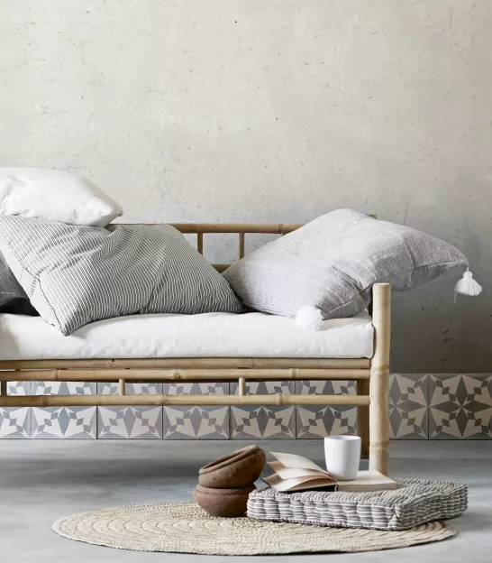 Sofá de bambú con respaldo cuadriculado y colchoneta de algodón (+ colores)