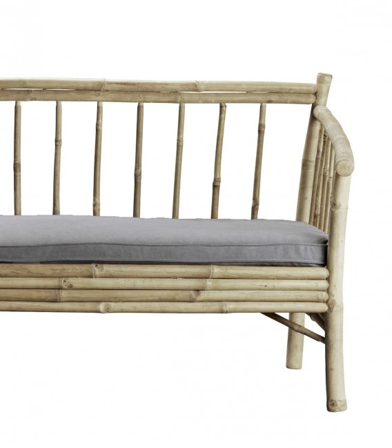 Detalle sofá bambú escandinavo colchoneta gris