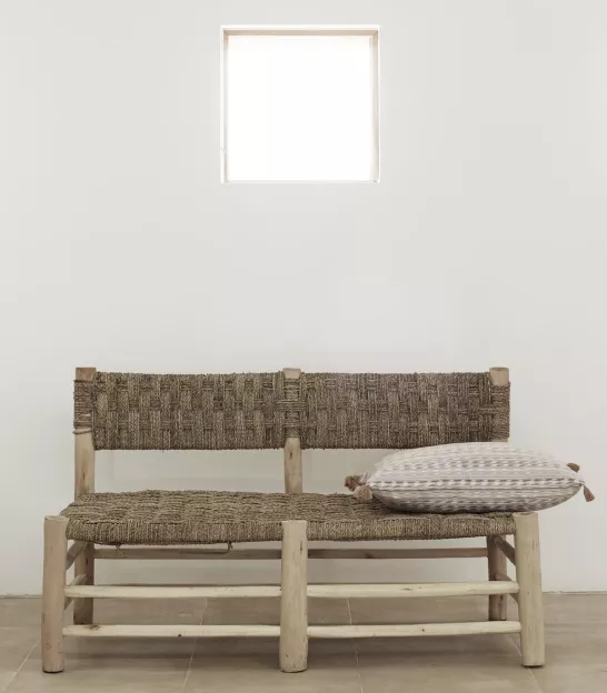 Sofá marroquí de madera con asiento de palma
