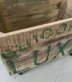 Caja de madera con ruedas