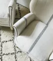 Sillón tapizado con antiguos sacos de harina
