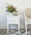 Mesa dormitorio blanca con dos cajones