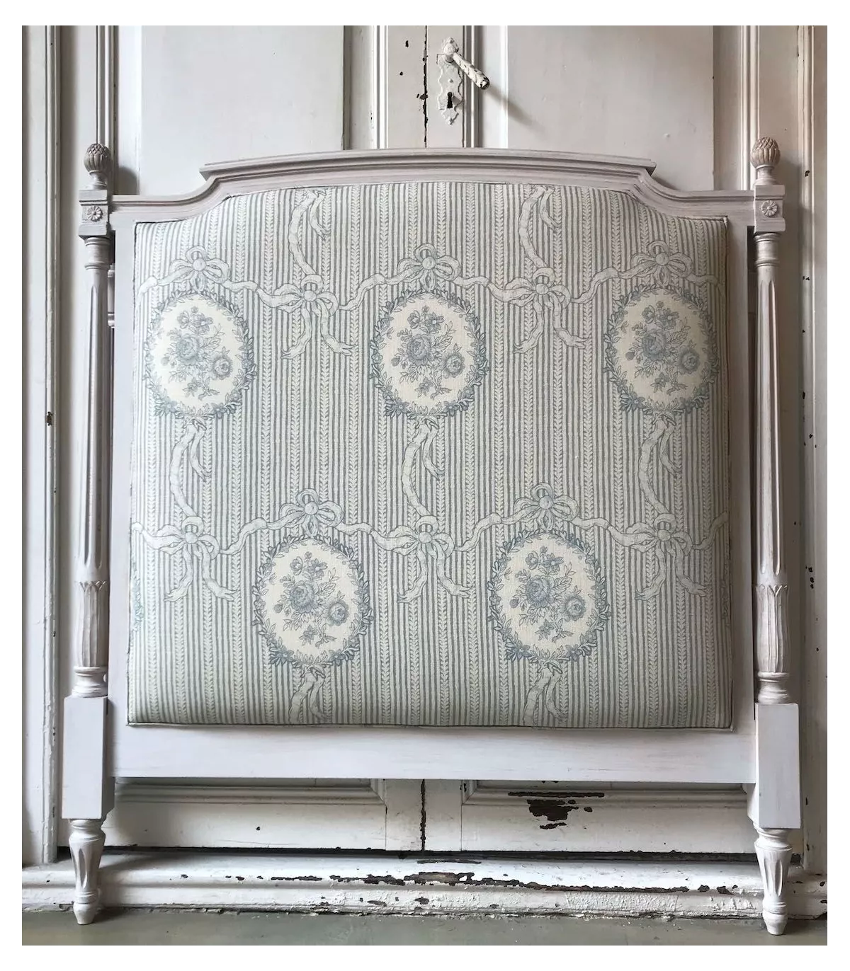 Cabecero Luis XVI tapizado con lino ingles estampado (+ medidas)