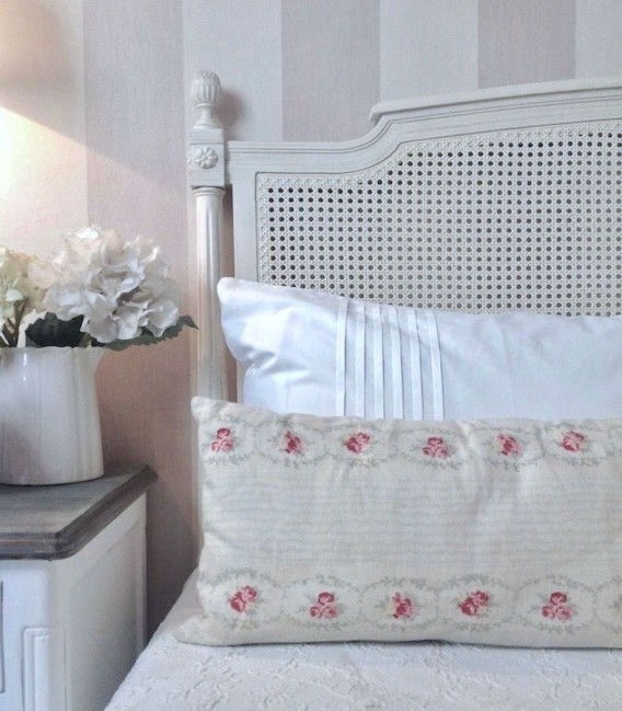 Cabecero blanco cama rejilla francesa