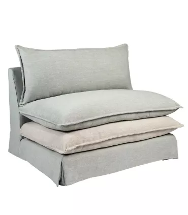 Sofa tapizado con almohadones en tonos pastel (+ medidas)