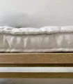 banqueta de fresno con almohadón de lino