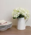 Jarra de porcelana blanca con  3 hortensias