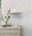 lampara mesa metal con pantalla triangular