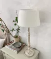Estilizada lampara de mesa con pantalla