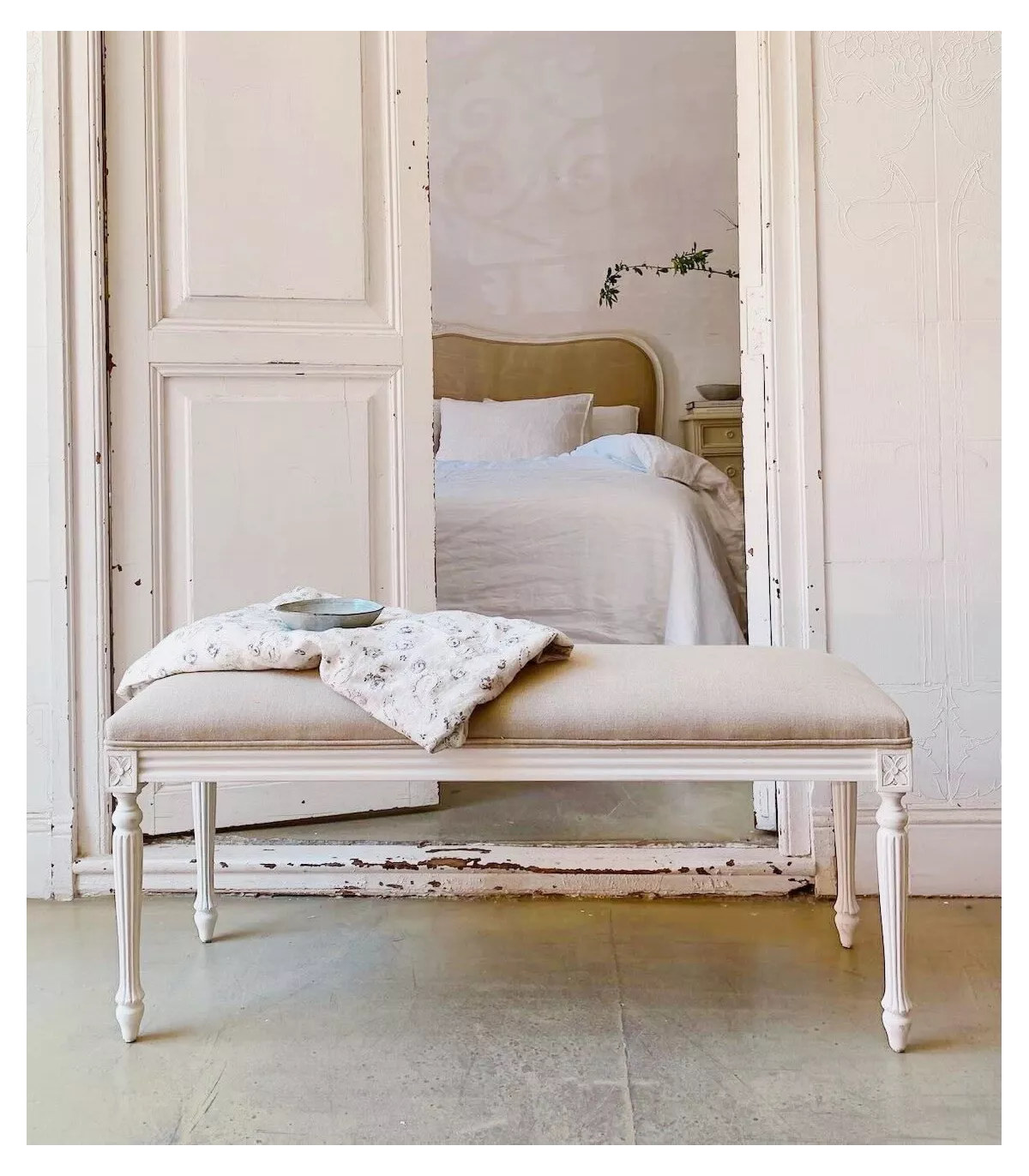 Una bonita banqueta de polipiel en color blanco para el dormitorio.