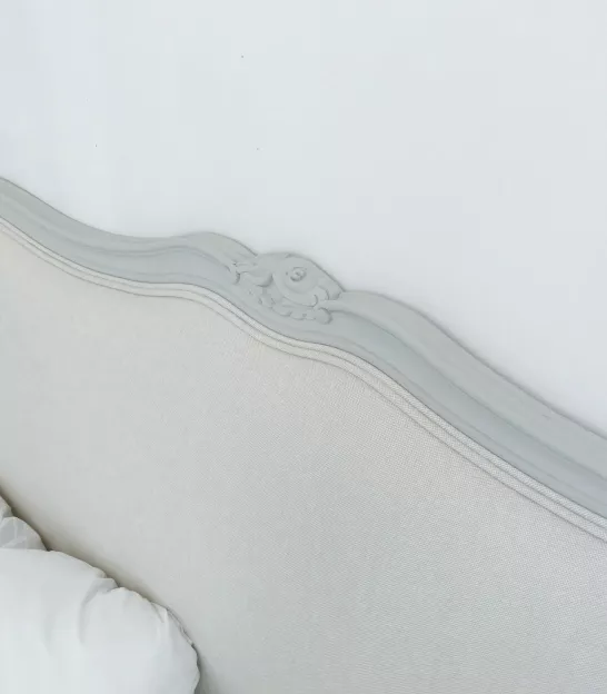 Cabecero romántico gris tapizado con lino natural 