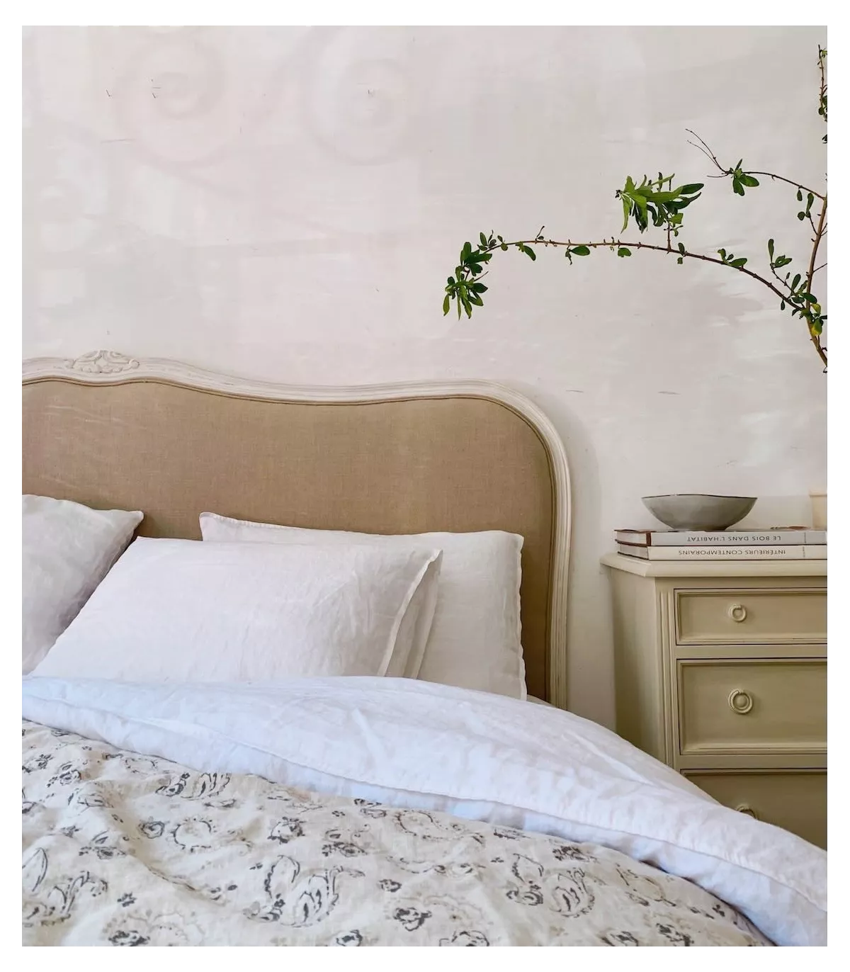 Cabecero romántico blanco tapizado con lino natural (+ medidas y acabados)