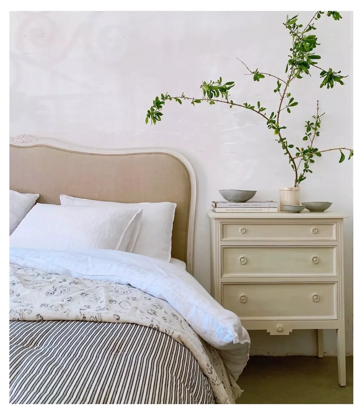 Cabecero romántico blanco tapizado con lino natural (+ medidas y acabados)