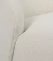 Chaise lounge tapizada con tela de rizo color crema