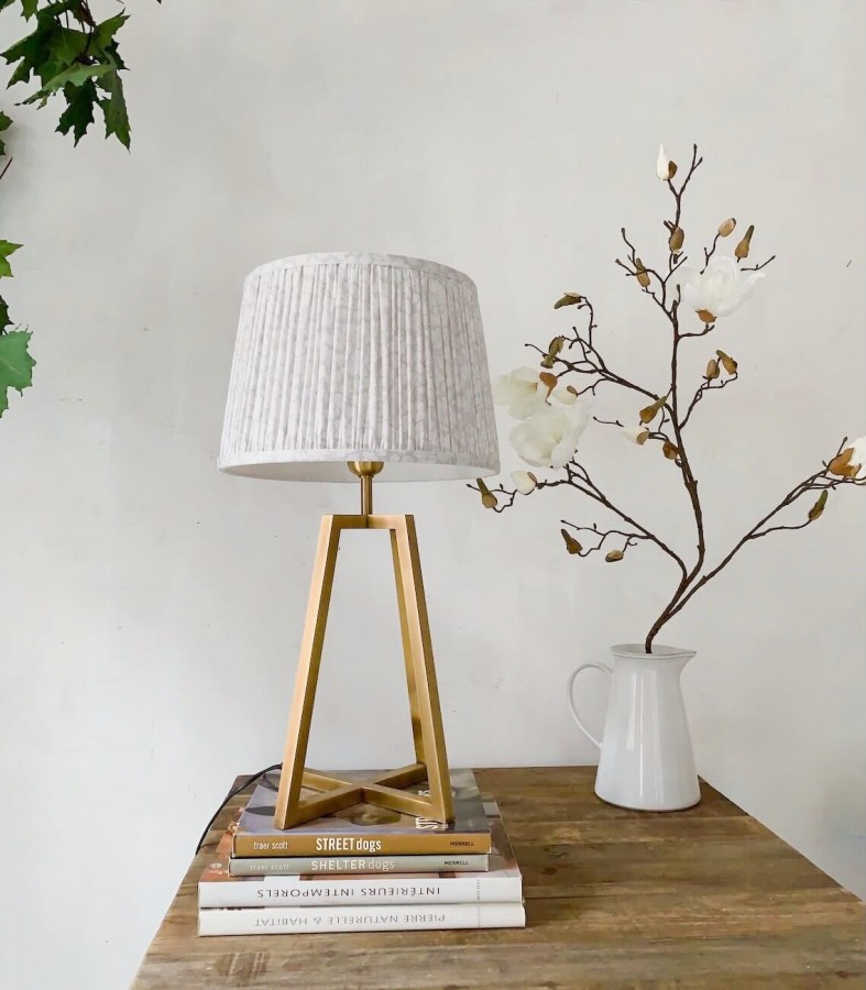 Lámpara mesa de latón dorado envejecido con pantalla blanca
