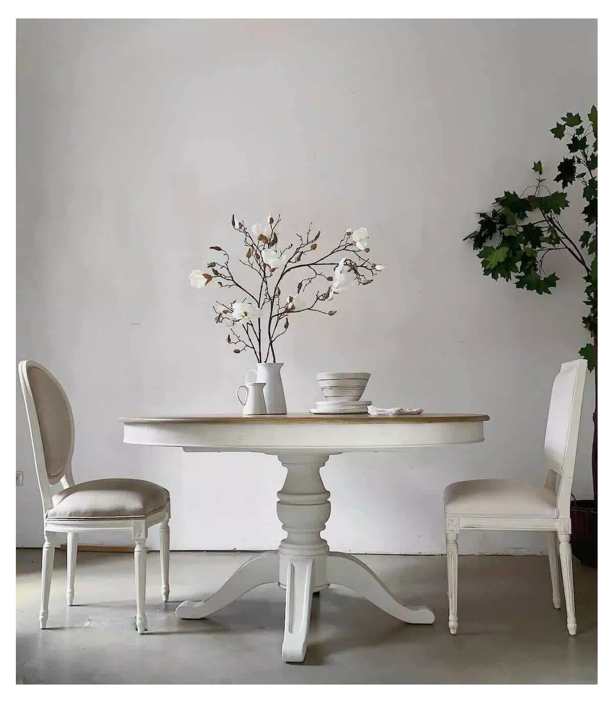 Mesa comedor blanca redonda extensible estilo flamenco