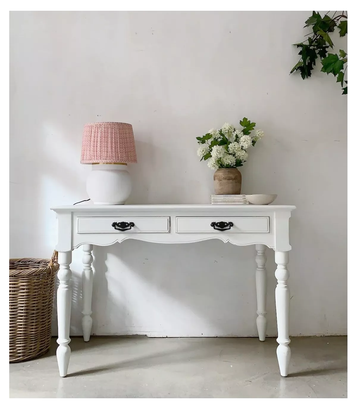 Clásica mesa escritorio blanca con cajones