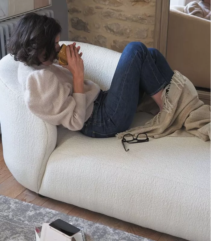 Chaise lounge tapizada con tela de rizo color crema