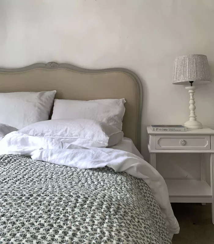 Cabecero romántico gris tapizado con lino natural (+ medidas y acabados)
