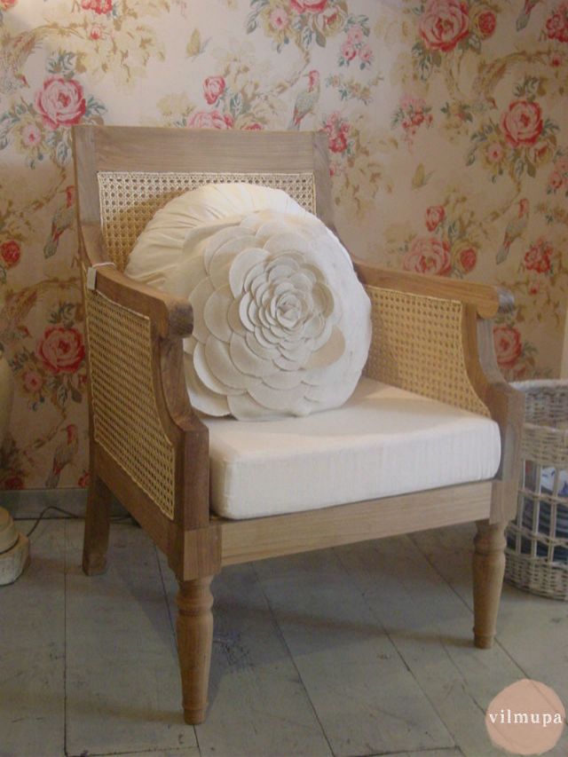 sillón decorativo de madera natural