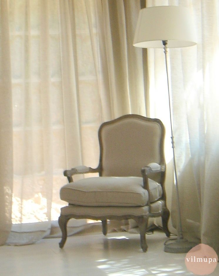 sillón tapizado en lino con roble