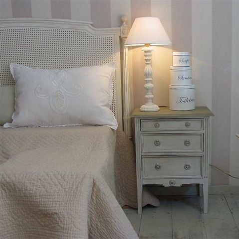 En la decoración del dormitorio, está de moda combinar mesitas de noche  diferentes - Foto 1