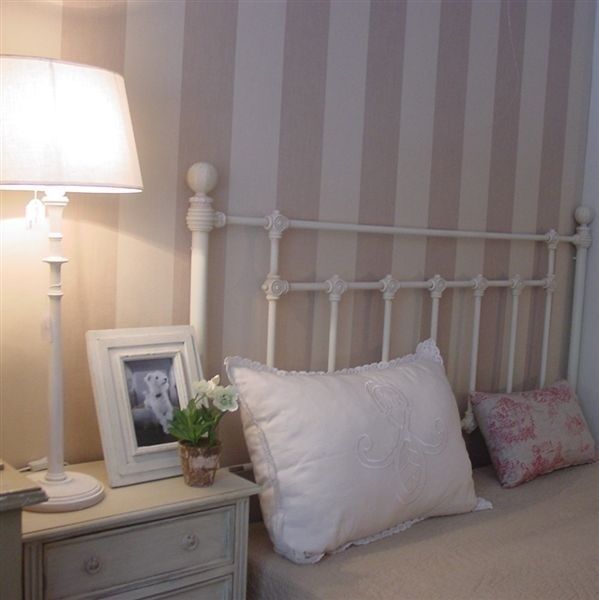 En la decoración del dormitorio, está de moda combinar mesitas de noche  diferentes - Foto 1