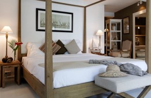 cama completa con dosel de madera