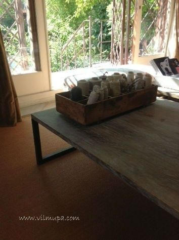 mesa de madera de roble con patas de metal