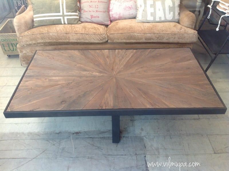 mesa que combina madera y metal