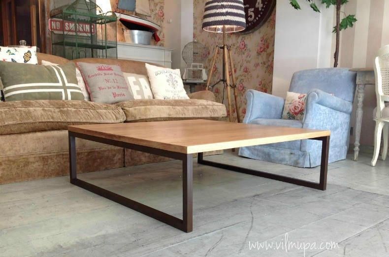 mesa de madera de roble y metal