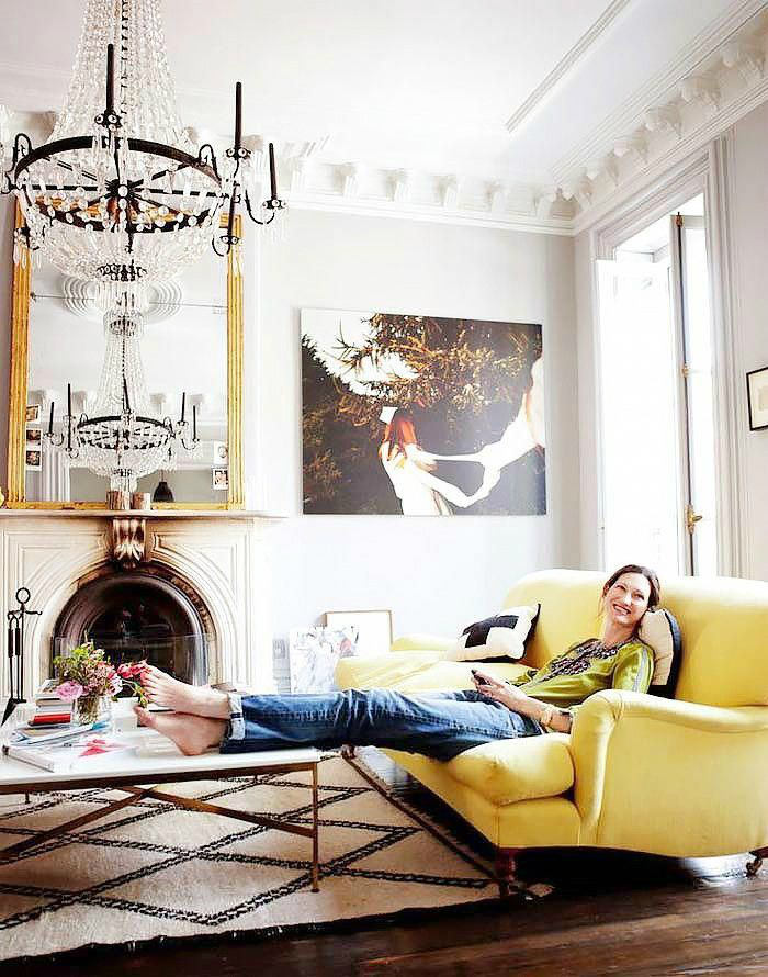 El clásico sofá inglés se viste de amarillo, azul y rosa