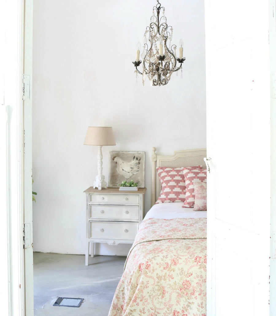 Mesitas de noche vintage y mobiliario de dormitorio estilo clasico